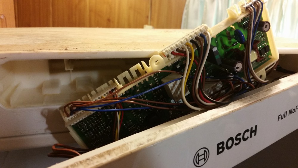 Демонтаж электронного блока холодильника Bosch